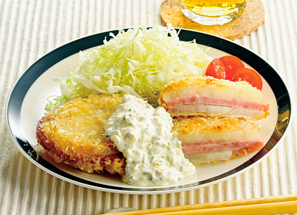 あらびきソーセージの新玉ねぎサンド揚げ ヨーグルトタルタルソース添え