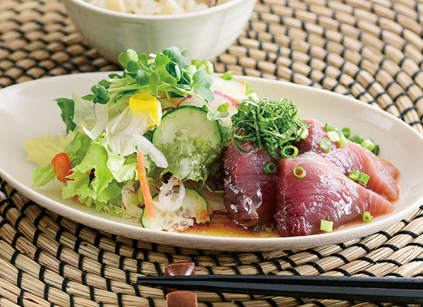 かつおの刺身サラダ仕立て　にんにくレモン醤油味