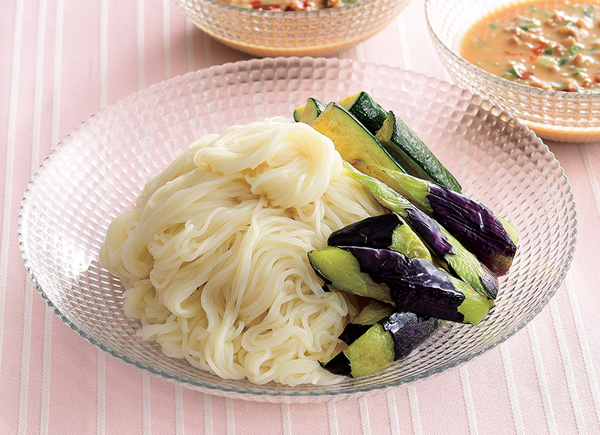 茄子とズッキーニ添え豚肉のピリ辛ごまだれそうめん