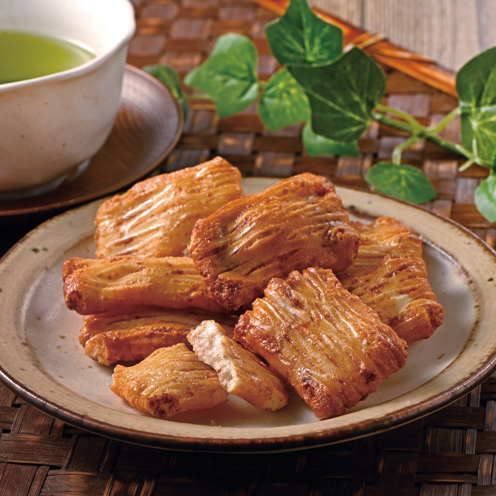 もち米の香ばしさが味わえる ほろほろおかき 醤油｜Vマーク：信頼の