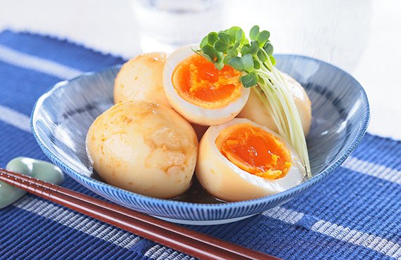 豊かなコクと旨味 おいしい赤たまご｜Vマーク：信頼の生活ブランド